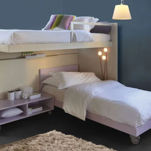 kleines Schlafzimmer mit Etagenbett aus Gras