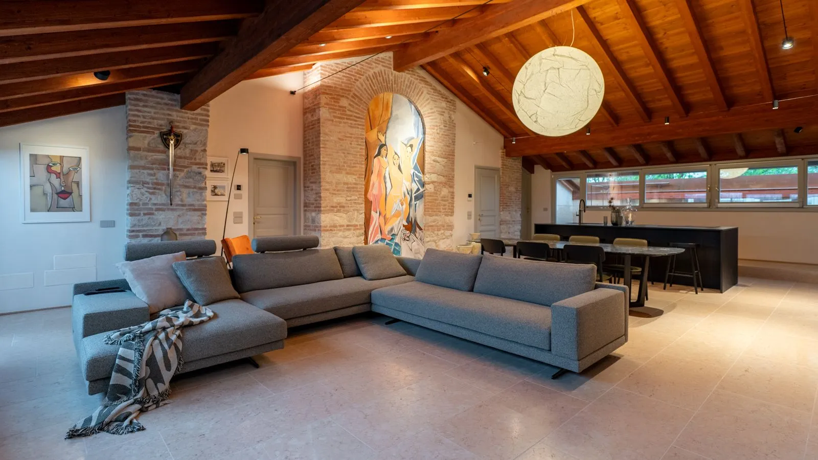 Wohnbereich: Balance zwischen Kunst und Licht.