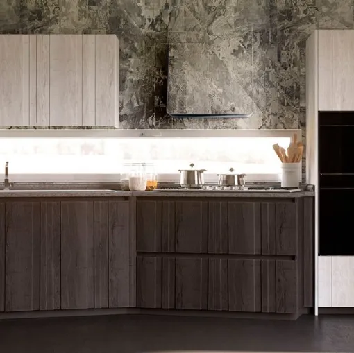 Bistrò Bianco e Peltro: lineare Küche aus weißem Holz und Zinn mit Platte aus Carrara-Marmor