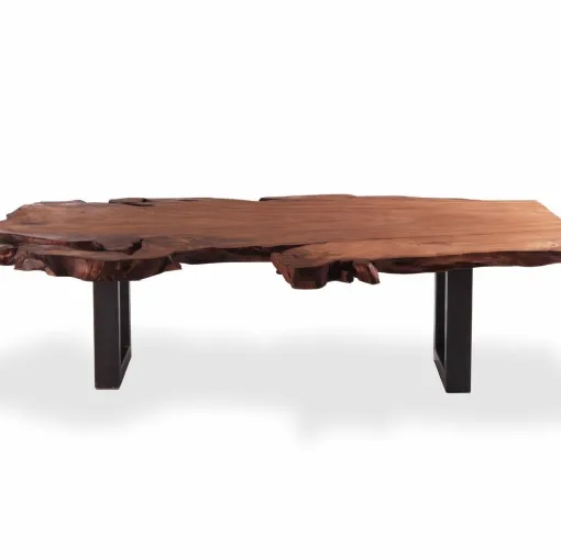 Tisch aus Holz und Eisen.