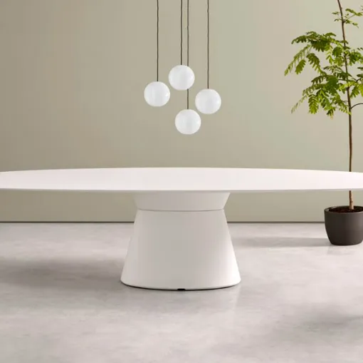 Elliptischer Tisch mit ovaler Platte